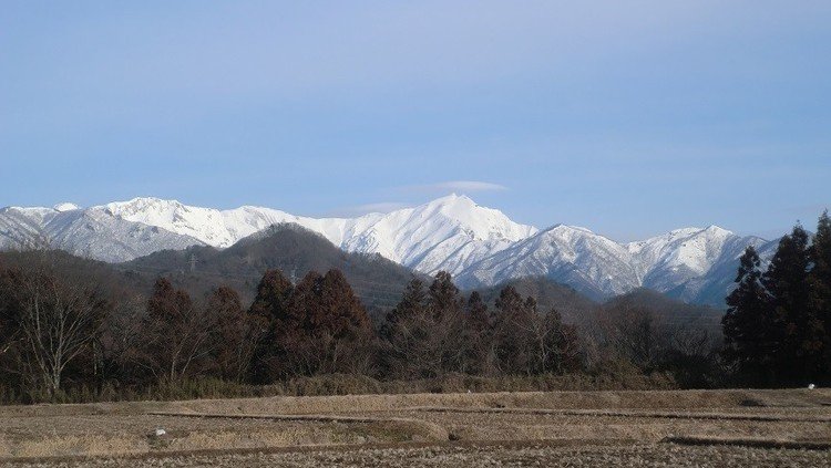 今朝は珍しく谷川岳に笠雲が・・・。