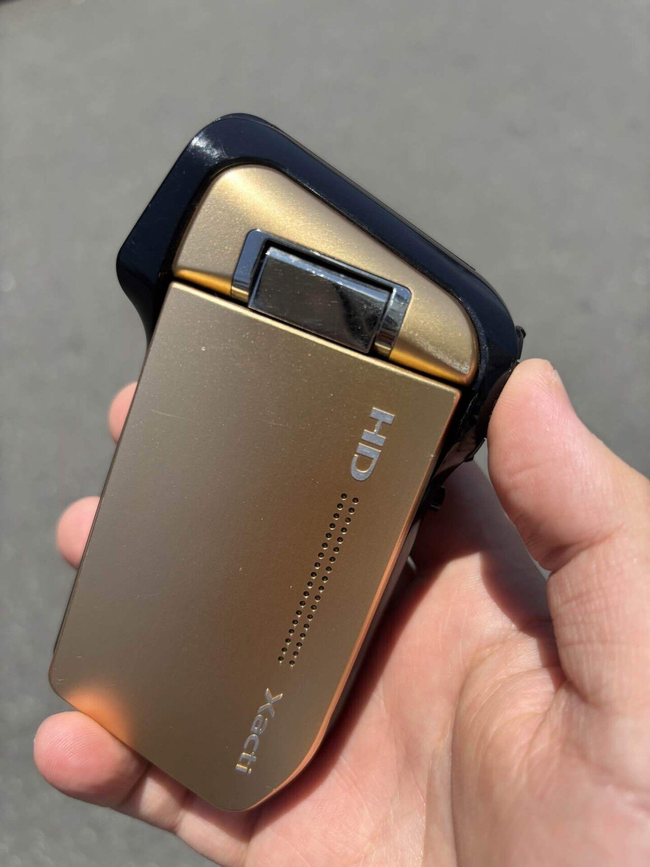 Xacti HD800、片手で撮れる”撃てるエモ”。｜けいふ