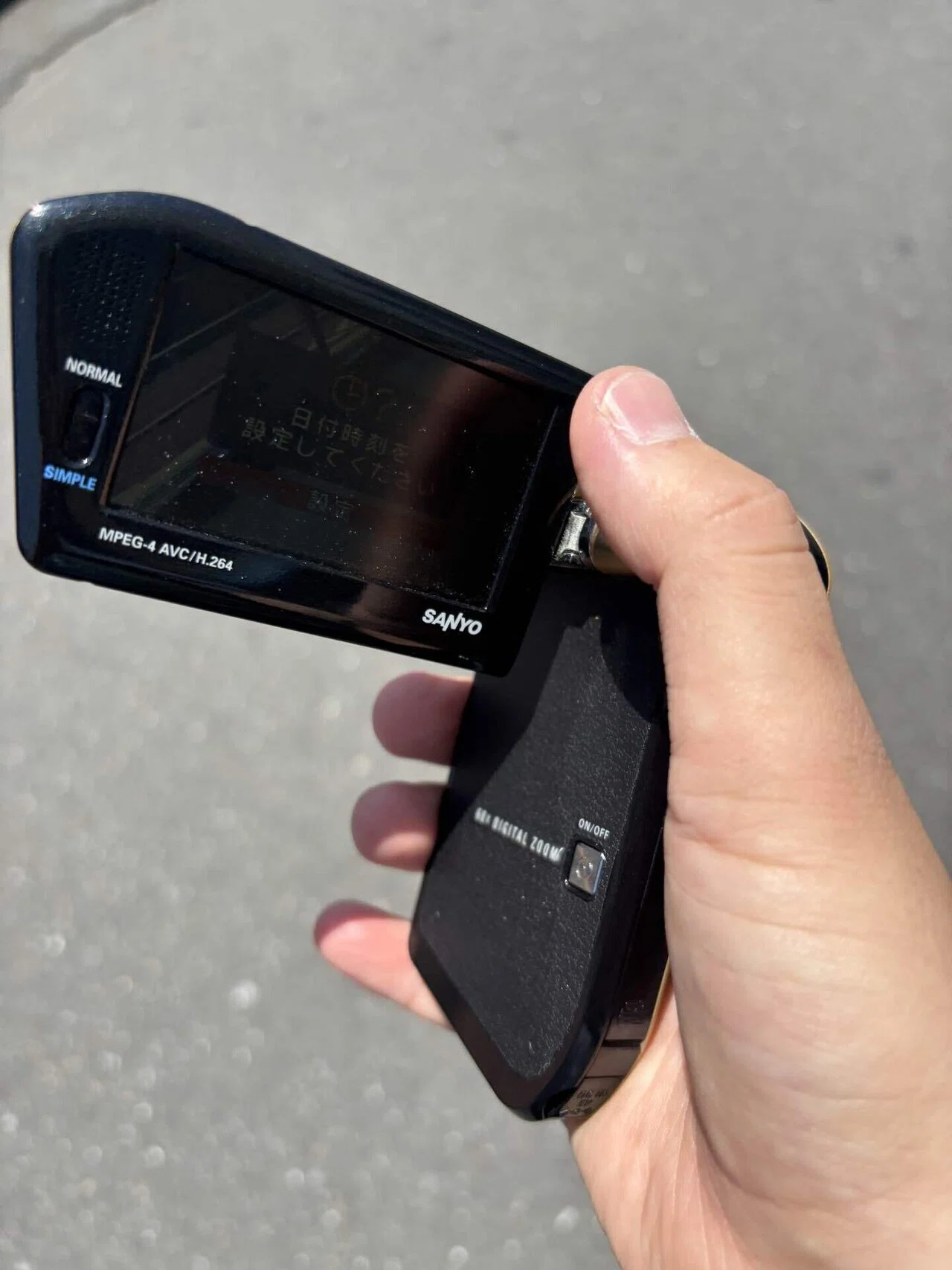 Xacti HD800、片手で撮れる”撃てるエモ”。｜けいふ