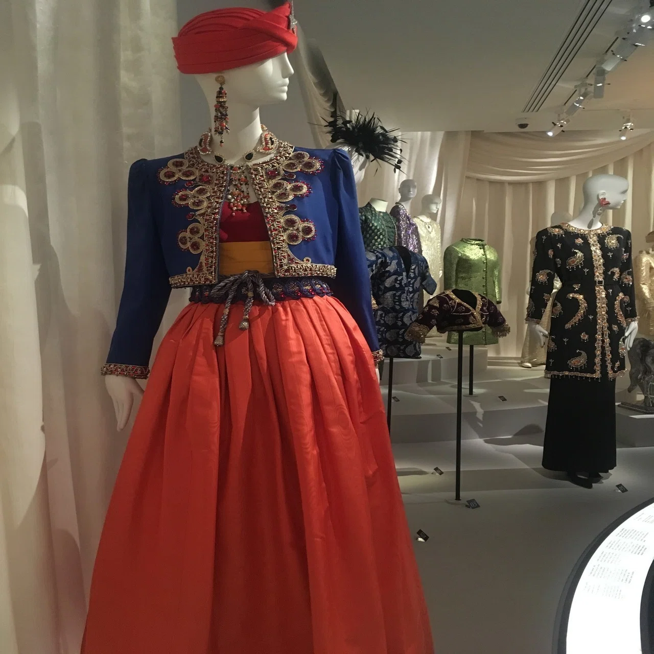 イヴ・サンローラン美術館（Musée Yves Saint Laurent Paris）: パリの