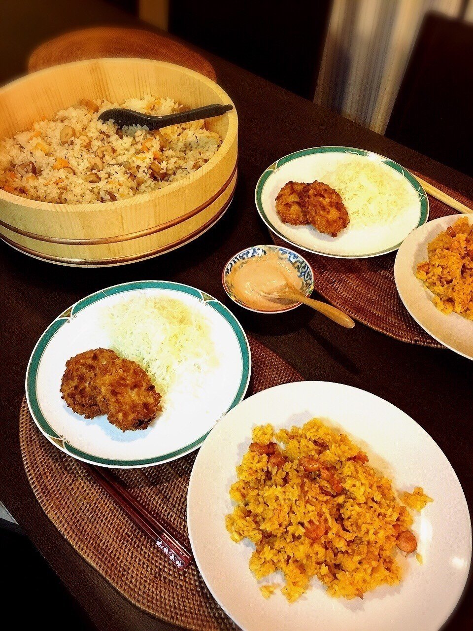 本日のuni家の晩御飯 炭水化物祭りか 昨日の山盛りおでんとだしを使って炊き込みご飯を作りました が チキンライスも食べたい コロッケとキャベツの千切りも というちゃっかり Unimam 公式 Note