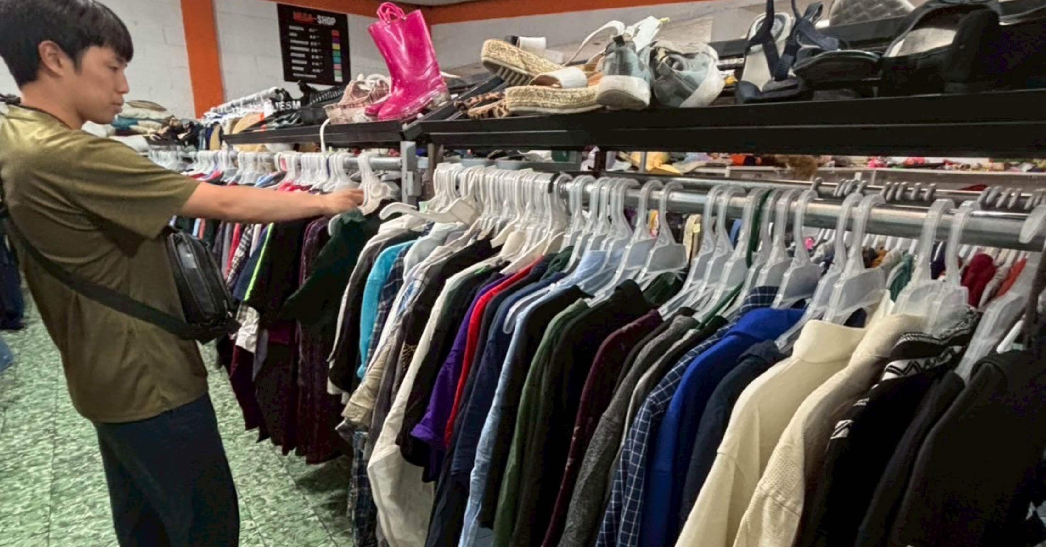 世界一周day99🇬🇹] 古着屋で掘り出し物発見⁉️｜よしだ家@夫婦で世界一周