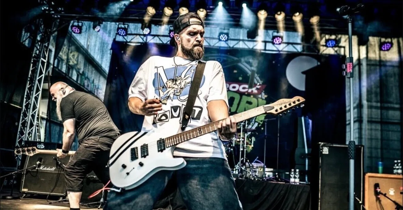 INTERVIEW: Peej Edwards (PUNK ROCK FACTORY)｜DARK HORSES