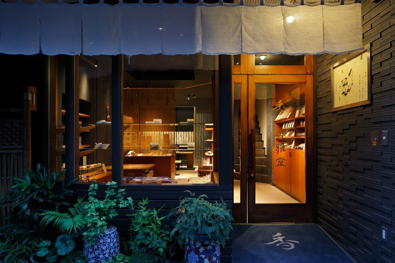 200年の系譜を持つ家業を継いでみる～香木・香道具店 麻布 香雅