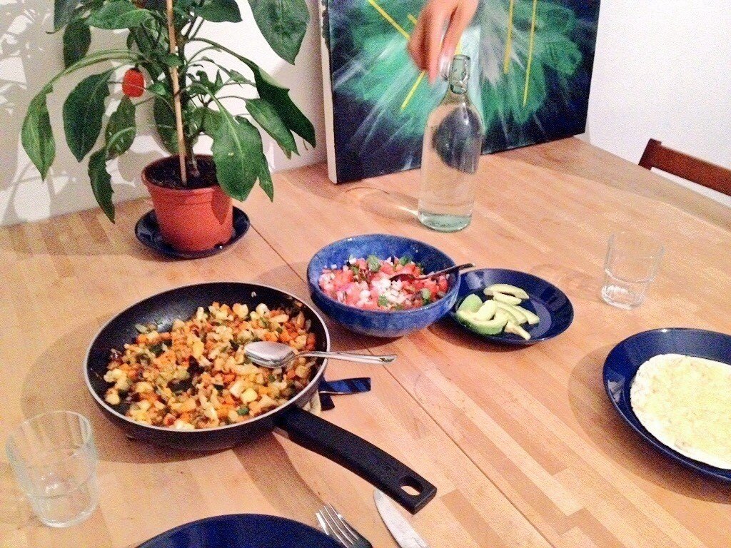 届いたテーブルでの初のご飯はベジケサディーヤ タコス スパイスで味付けしたカリフラワー ズッキーニ 人参などの具をチーズたっぷりのトルティーヤに乗せて手作りサルサソースとアボカドと食べます Minori Note