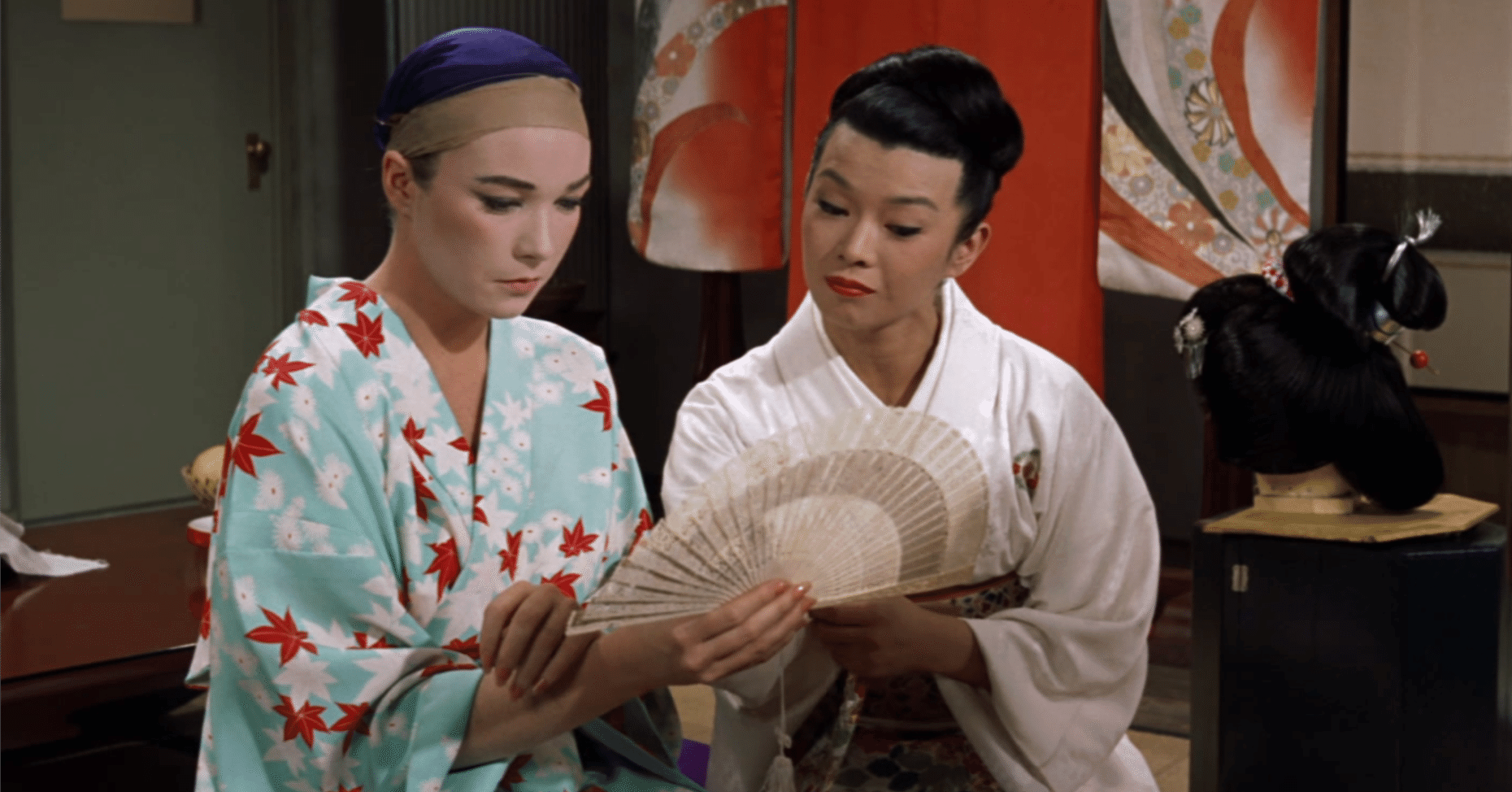 ≫229 映画チラシ 青い目の蝶々さん 主演：シャーリー・マクレーン スカラ座 二つ折り 検：映画関連グッズ 当時物 昭和レトロ 希少 レア ≫229 映画チラシ 青い目の蝶々さん 主演：シャーリー・マクレーン