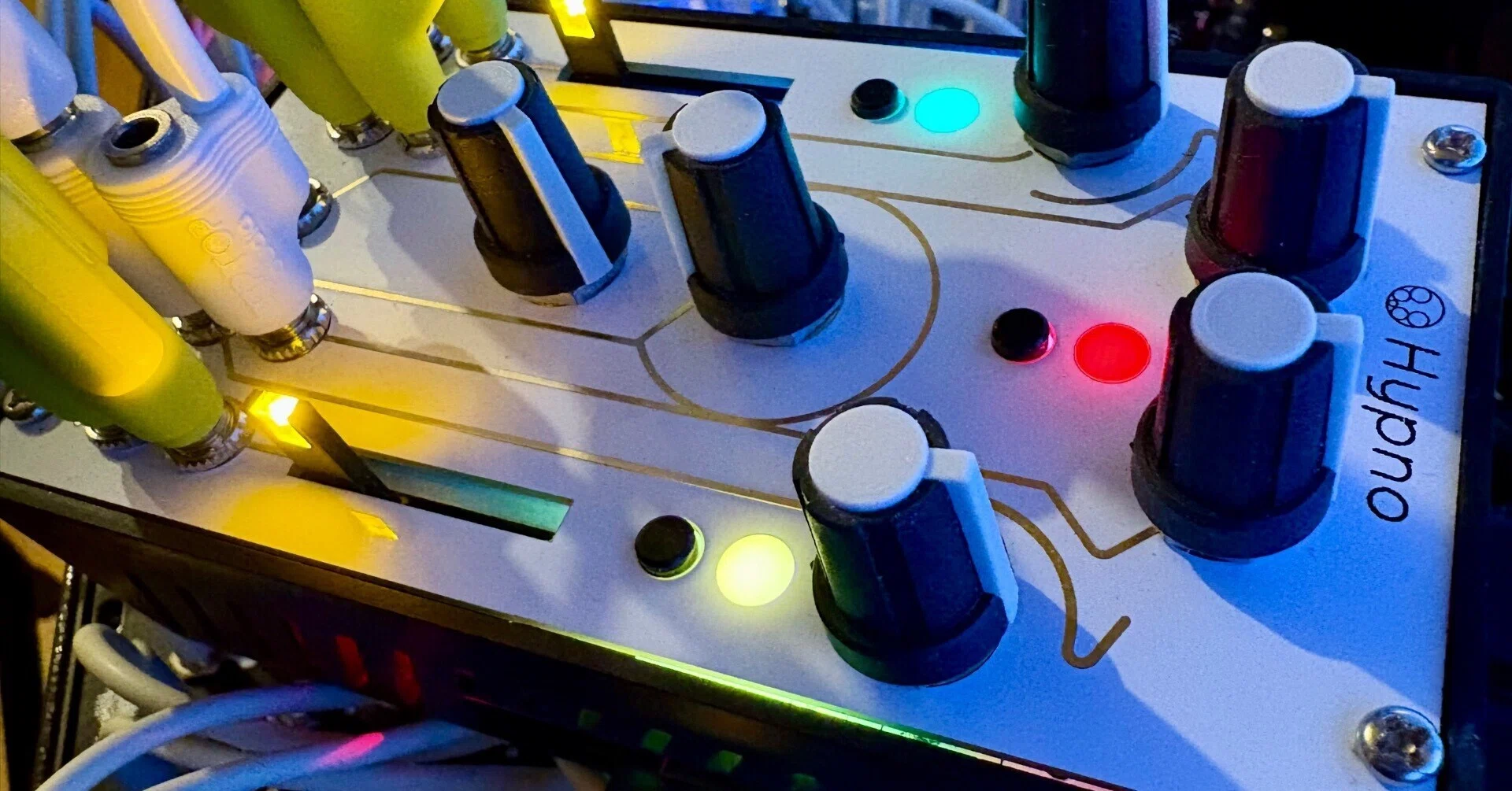 About the Sleepy Circuits Hypno Video Synthesizer｜早川あおせ