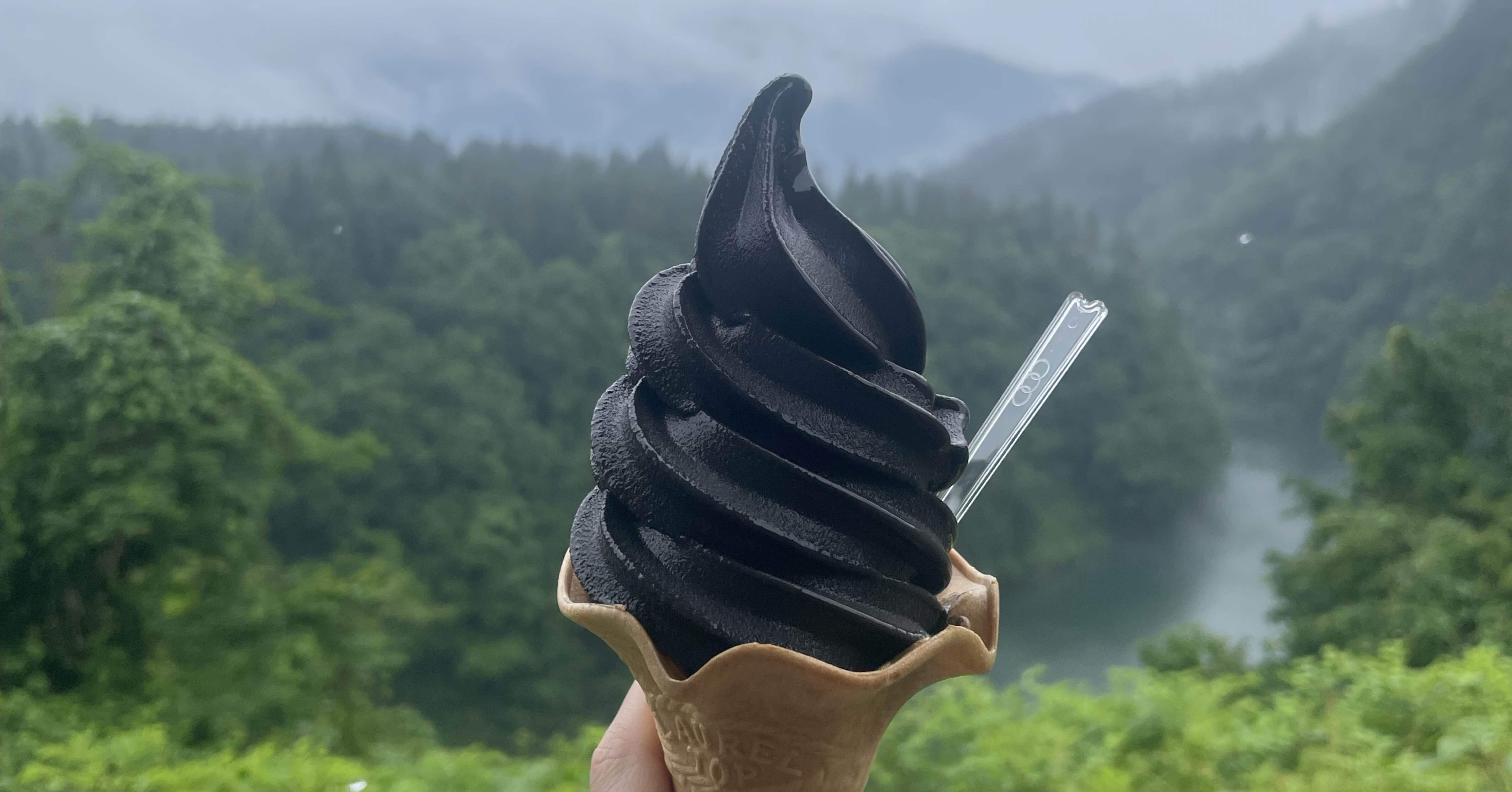 福島】真っ黒なソフトクリーム！〜道の駅 尾瀬街道みしま宿｜ancoji