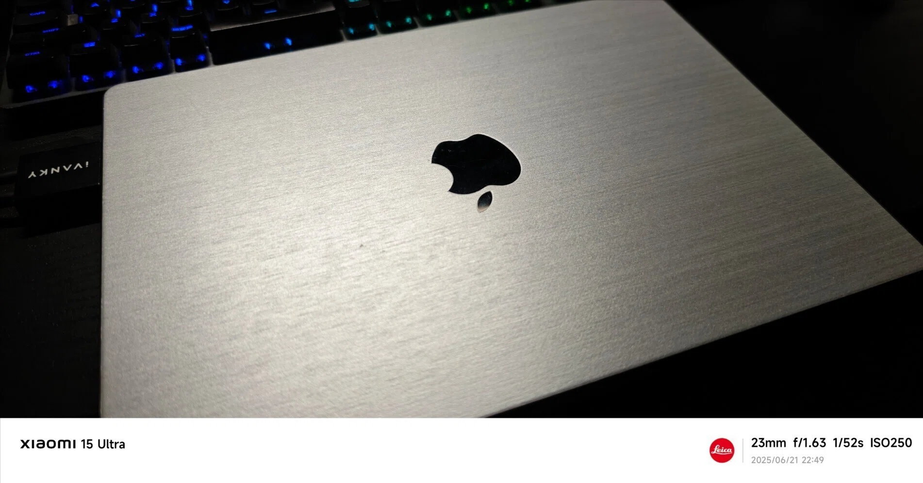 MacBookProをスキンシールでさりげなくアレンジ（1年経過）｜50代 