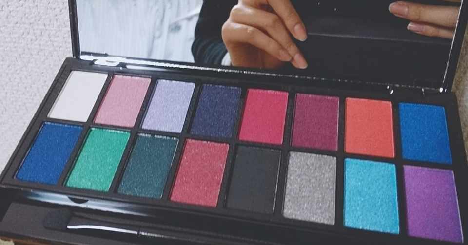 今日も緑のアイシャドウという武装をしてひきこもる 依月 Note