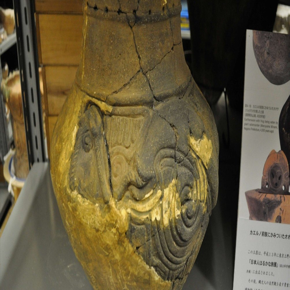 縄文土器と銅鐸の蛇にくわえられたカエルの構図｜ヒデチャコ