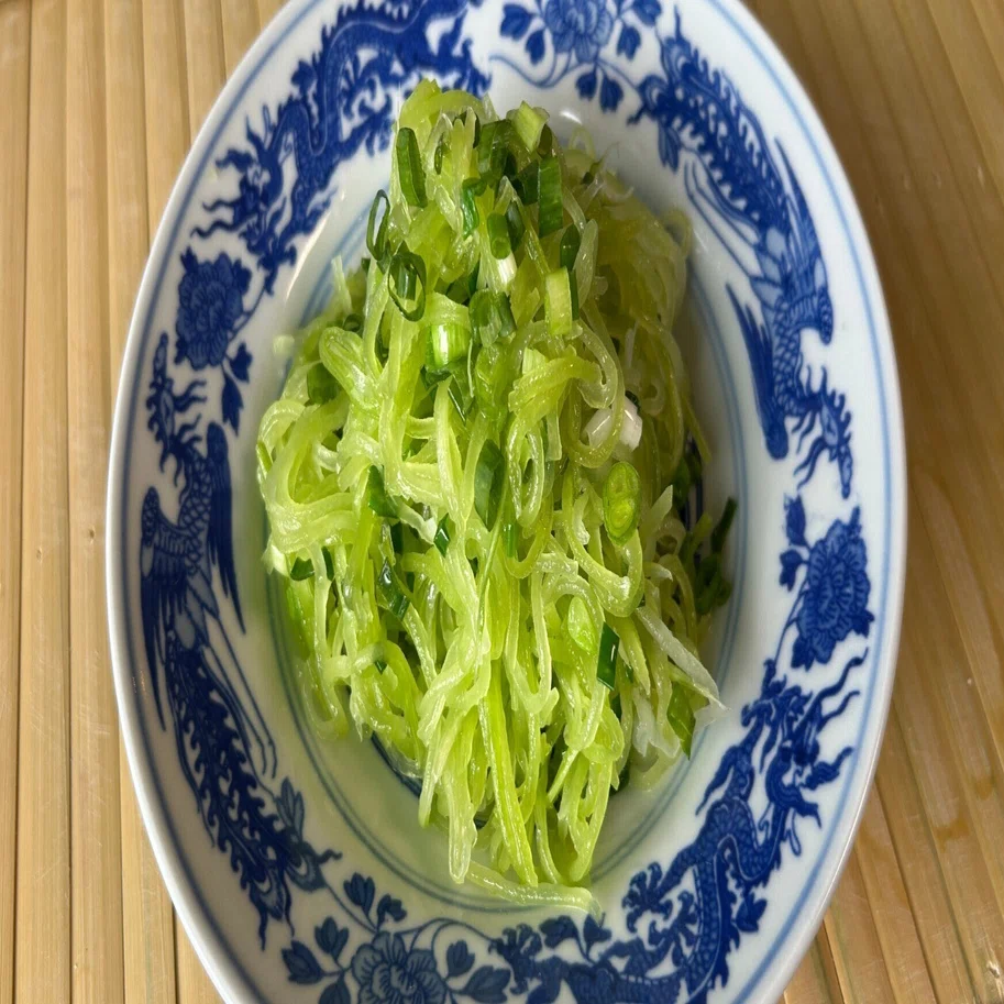 おうちで中華 - 葱油萵筍絲（千切り茎レタスの葱油和え）｜酒徒（しゅ