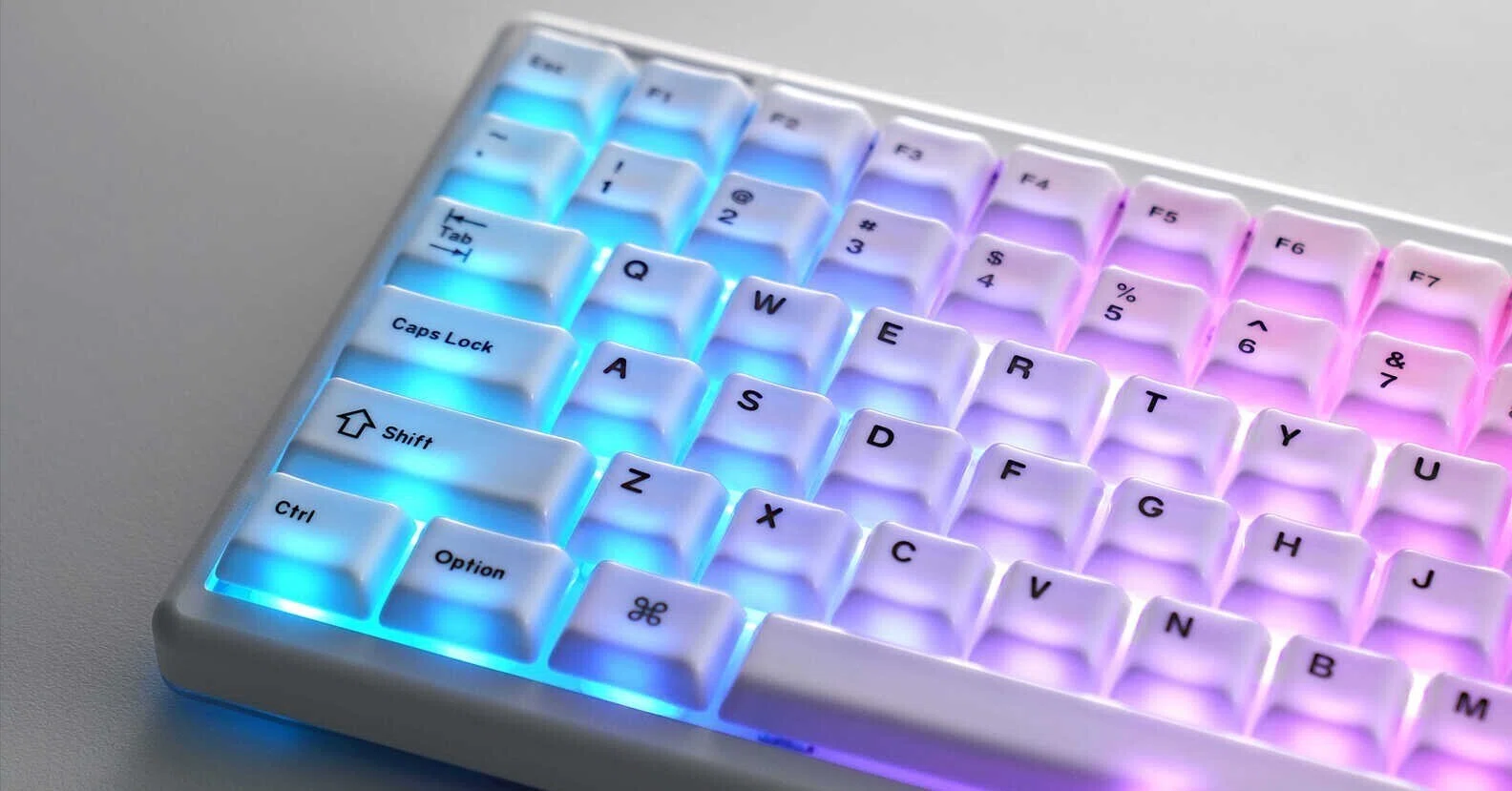 ABSとPBT、RGBライティングを引き立てるバックライト対応キーキャップ