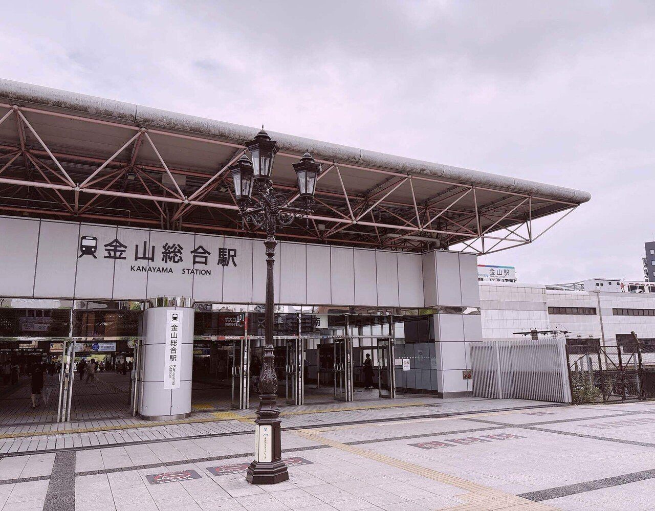 金山総合駅南口の出入り口