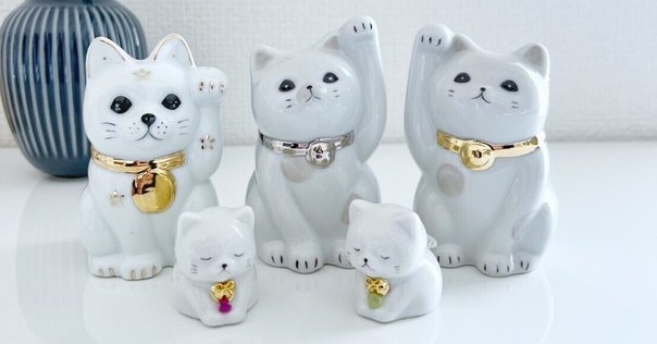 blue-rose様九谷焼作家さんもの瞳が神秘的でまつ毛、体の模様が美しい招き猫 作家さんが手掛けた手描きの瞳や眉毛が美しく、鳳凰の金彩が