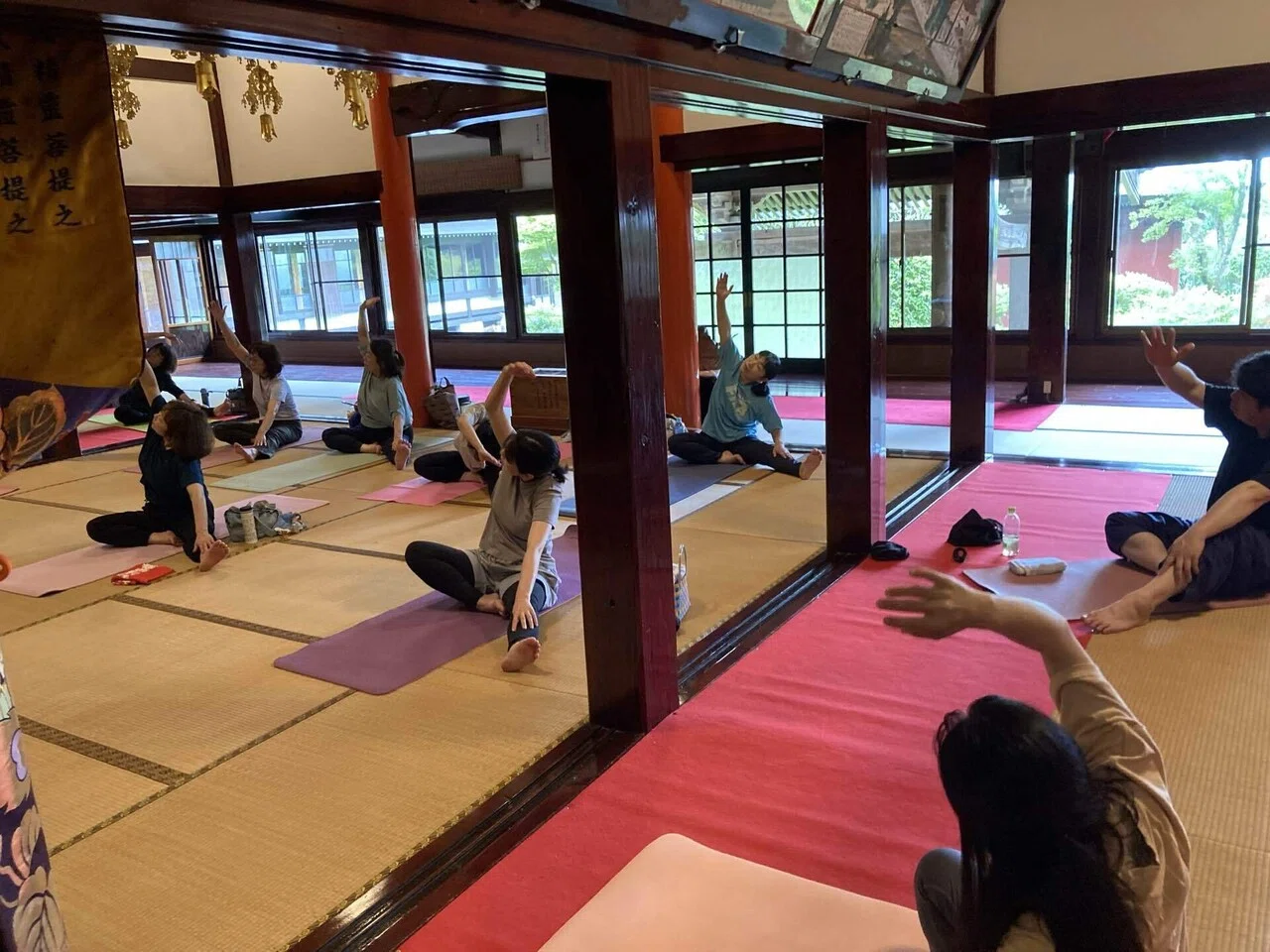 We held a gathering to enjoy yoga, Taiwanese tea, and Zazen at a