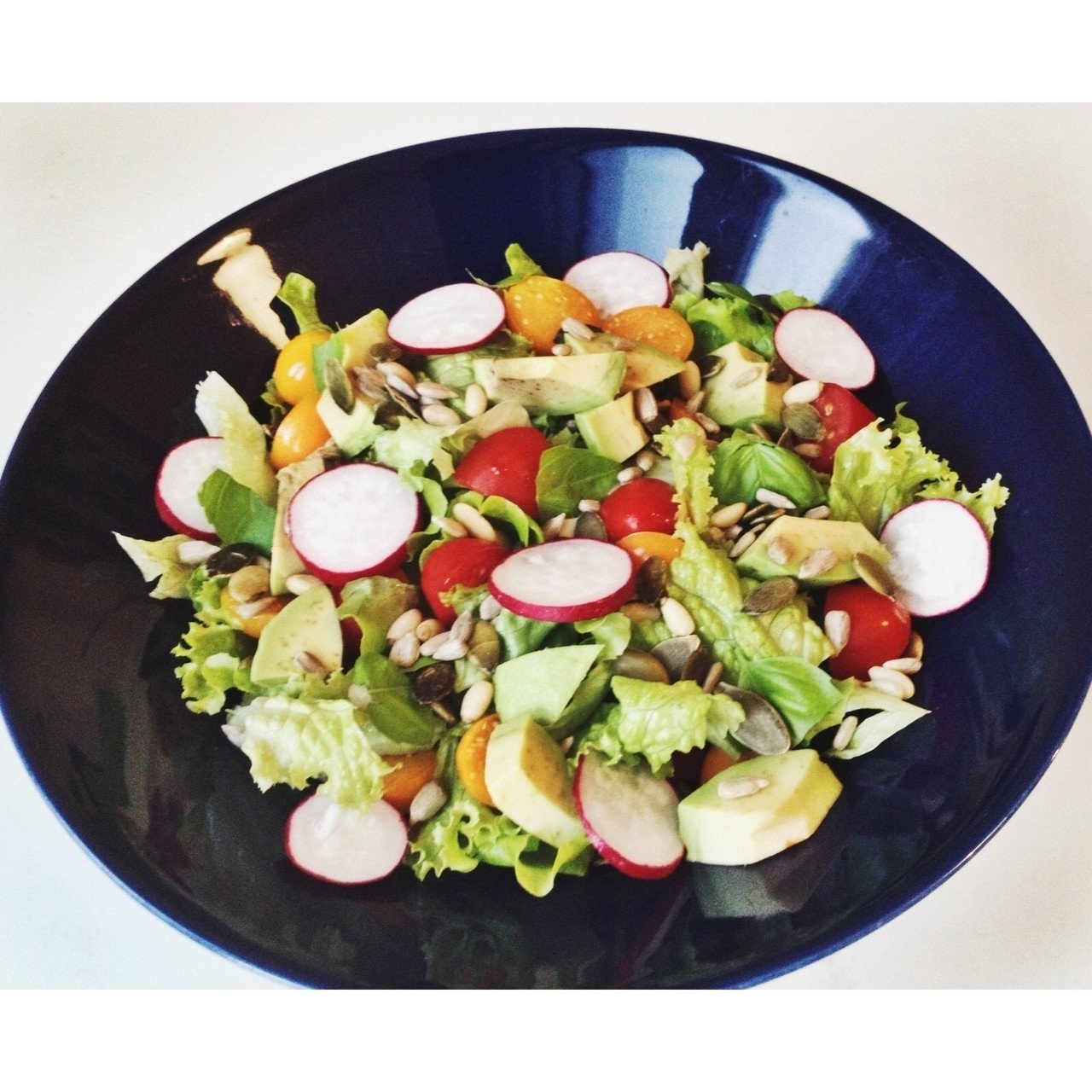 昨日の晩御飯は サラダとカリフラワーとポテトのグラタン サラダにはナッツ アボカド 鬼灯 の実 トマト レタス ラディッシュなど色々入れました ヨーロッパではサラダに色々な野菜や果物 チーズや肉や魚を入れ Minori Note