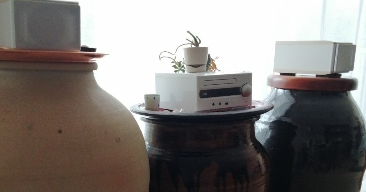 買ったは良いが置き場と使い道に困っていた壺がステレオ置き場になった