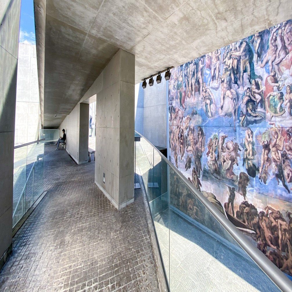 水と光で表情を変える陶板画／陶板名画の庭｜才谷梅太郎