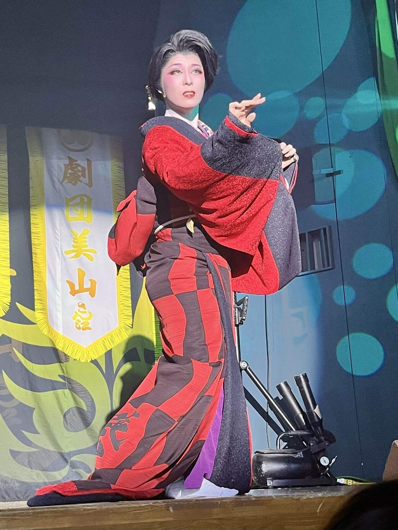 〈マックス〉女形 茶髪メッシュ入り 洋髪 大衆演劇 大衆演劇、初体験💕 劇団美山 @ 浅草 木馬館｜ファンクカバーバンド