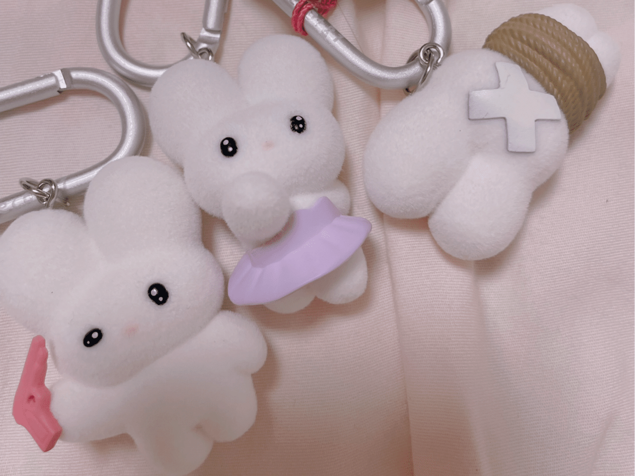 再販不可。マトリカリア♡うさぎレジンヘアゴムブローチ 再販不可