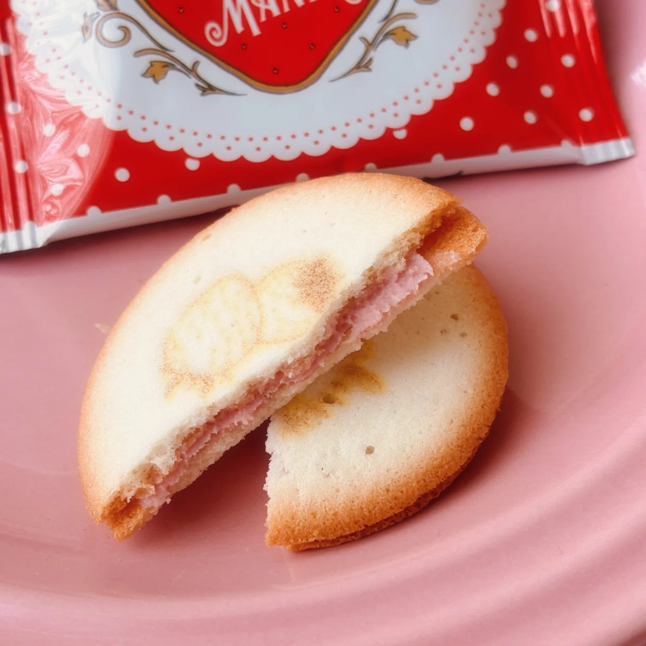 File.002🍓ペロ猫にやられた件🐱ストロベリーマニアのいちご