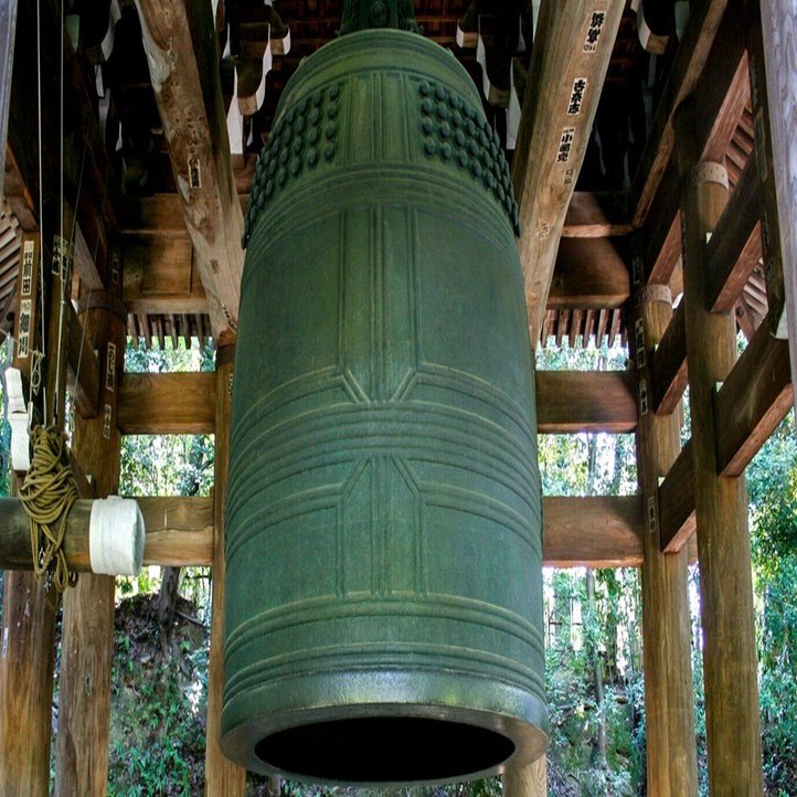 タイ寺院　釣鐘　鐘 鐘を鳴らしながら登る「ワット・サケット」からバンコクの街を一望する