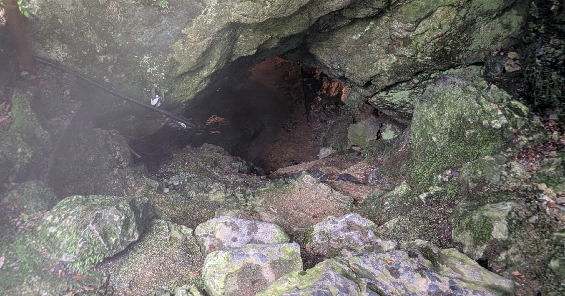 スローシャッターで渓流を 河内の風穴へ向かってエチガ谷を撮り歩く