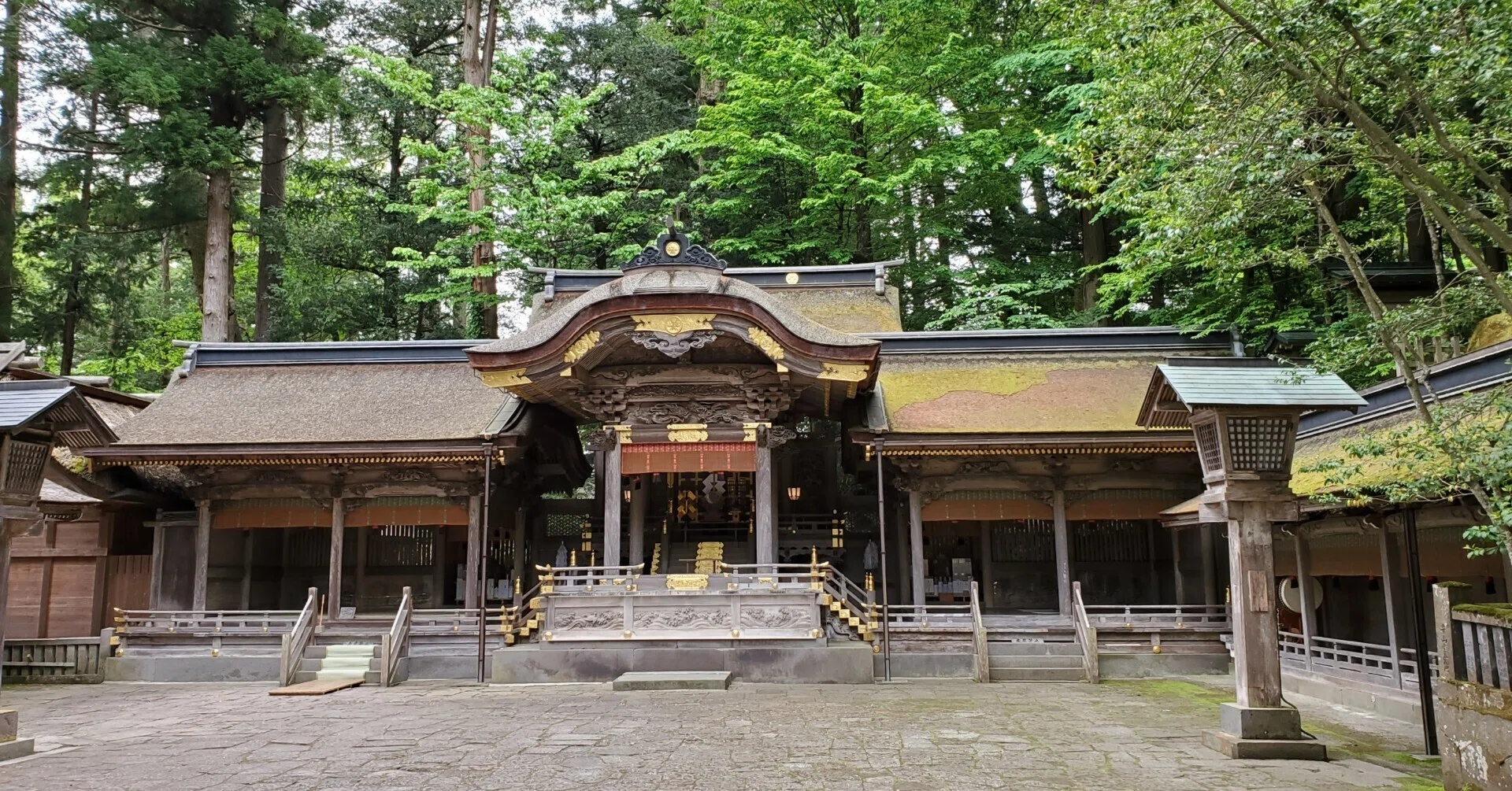諏訪大明神お供え台 諏訪大社・上社、前宮と本宮｜内田S