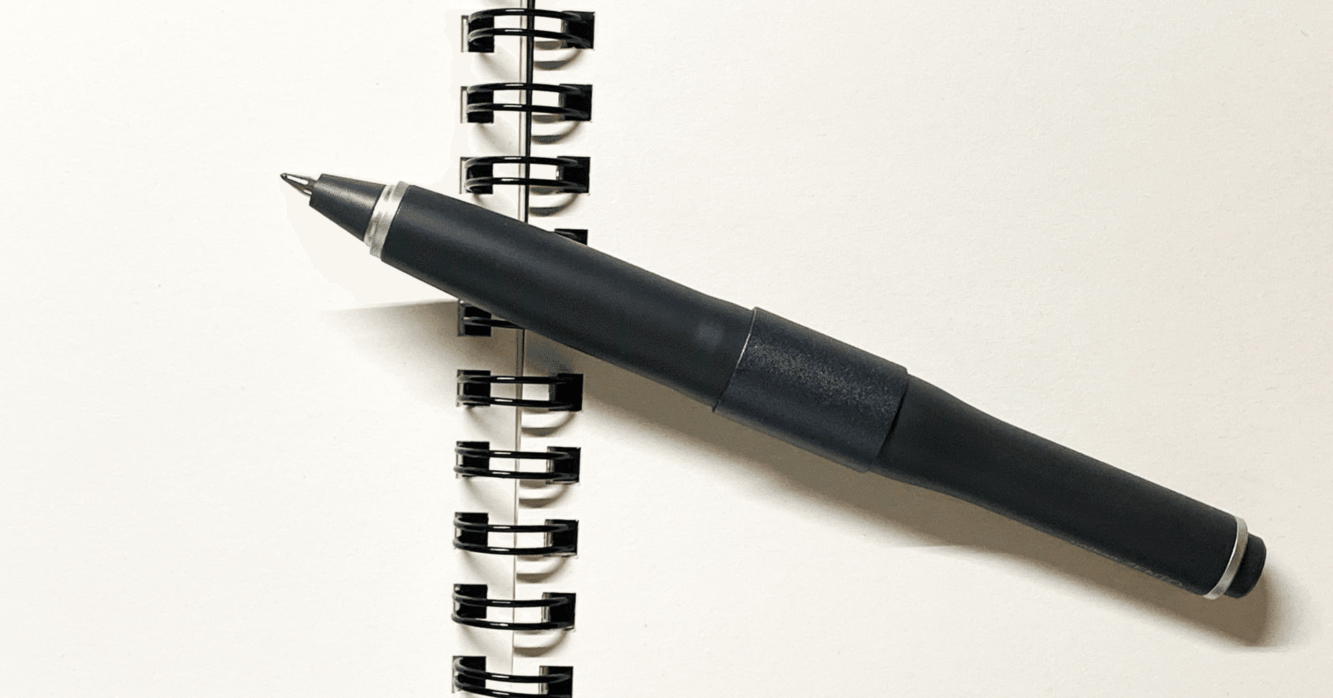 uniball ZENTO シグニチャーモデル」はキャップ無しの低重心が書き