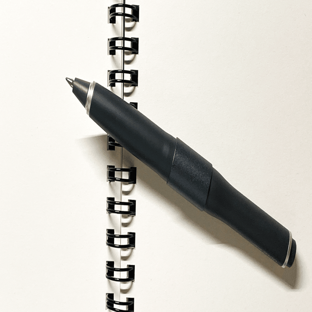 uniball ZENTO シグニチャーモデル」はキャップ無しの低重心が書き