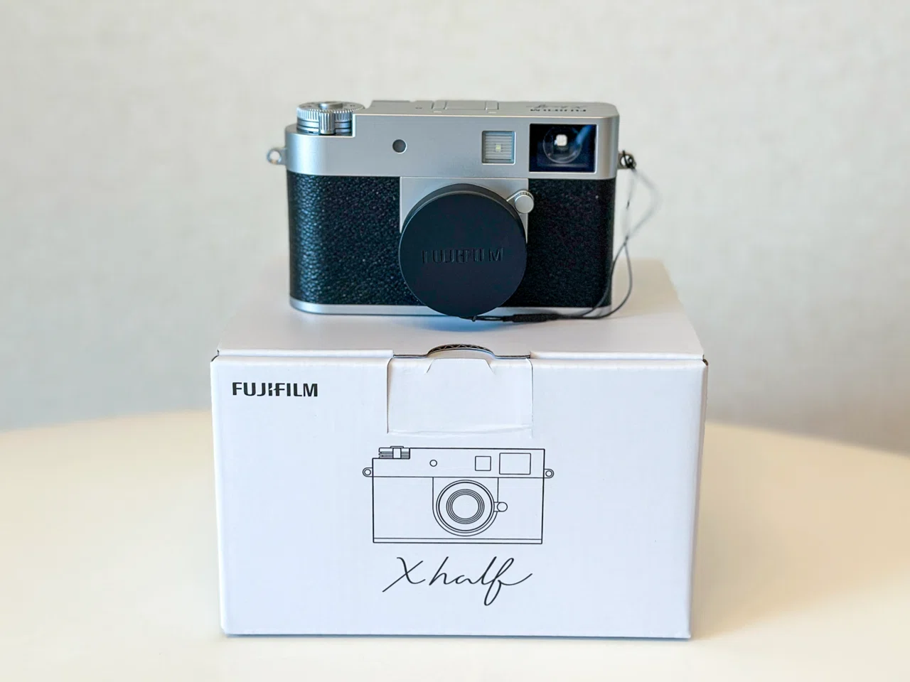 発売日レビュー】 FUJIFILM『X half』は、わたしの記憶を奪わない 