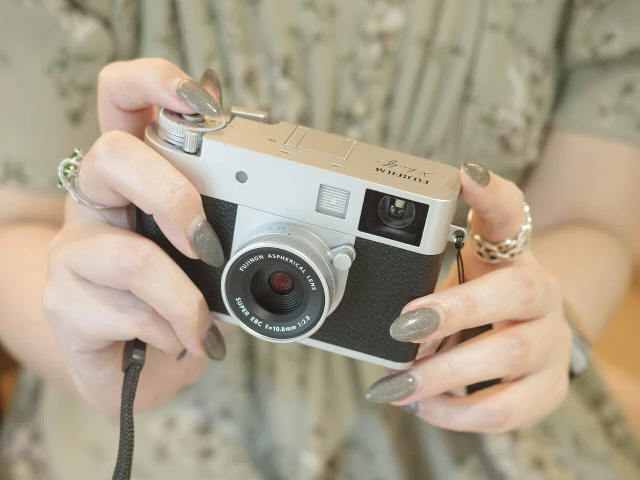 FUJIFILM X-HALF 本体・シャッター回数1,054枚　ストラップ付属 FUJIFILM X-HALF 本体・シャッター回数1,054枚 ストラップ付属 発売日