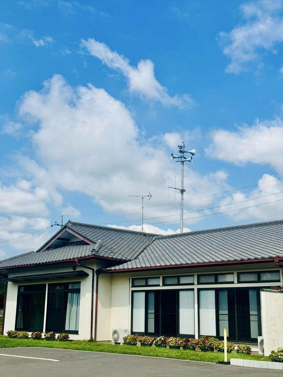 流山市南福祉会館外観 乾拭きの屋根、窓が多きい