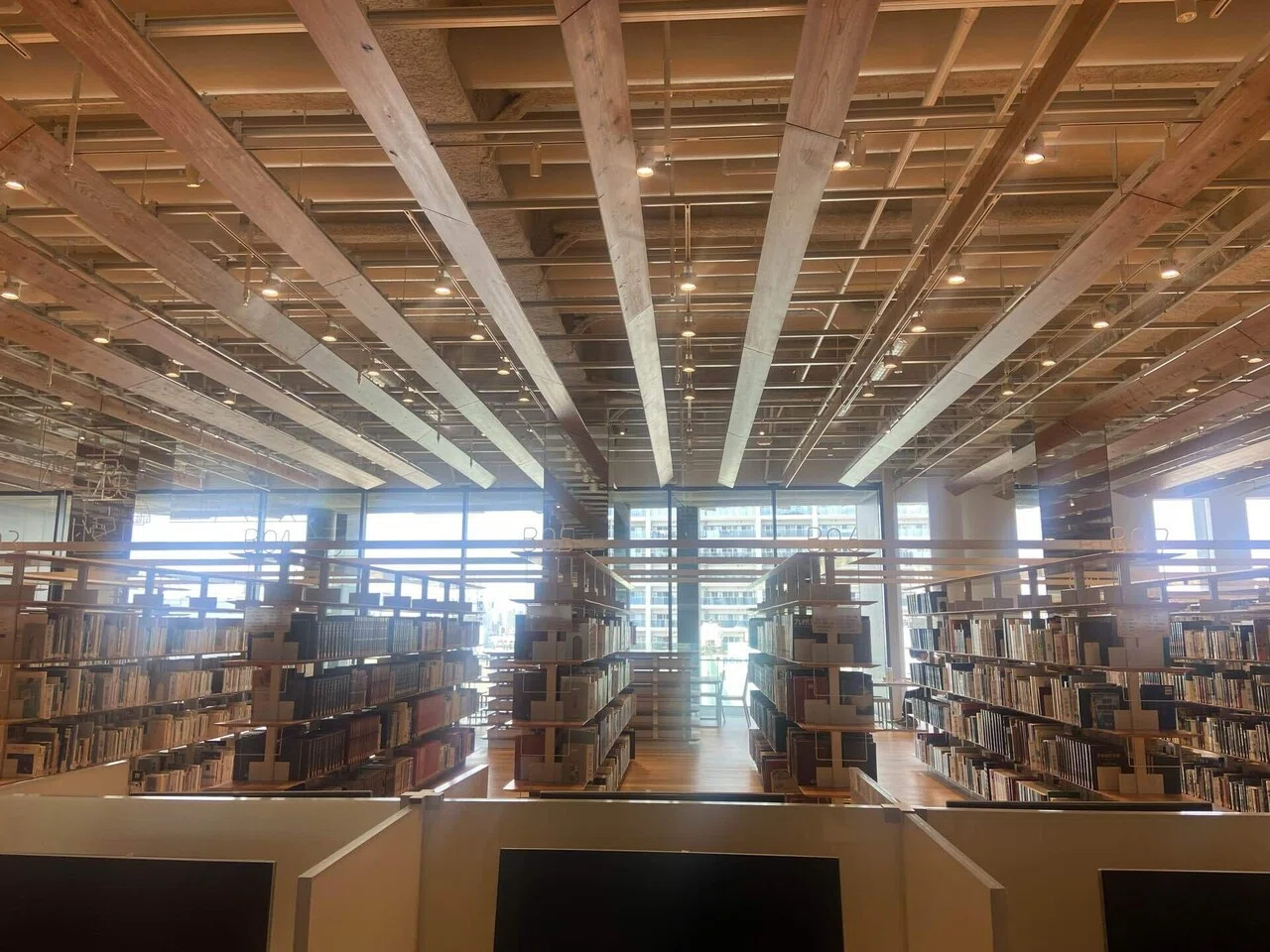日本の美しい図書館】隈研吾氏設計！富山市立図書館（TOYAMAキラリ