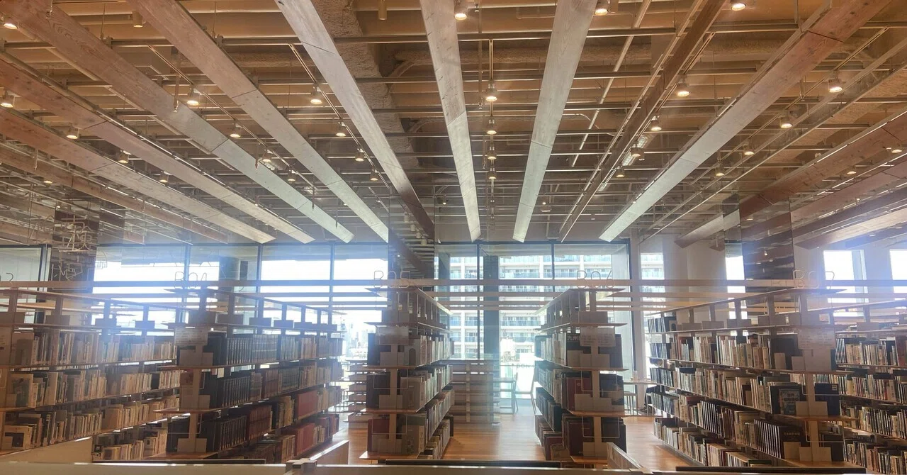 日本の美しい図書館】隈研吾氏設計！富山市立図書館（TOYAMAキラリ