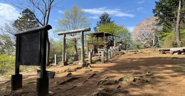 高尾山の喧騒を避けて。隣の“穴場”、草戸山で楽しむ静かなハイキング