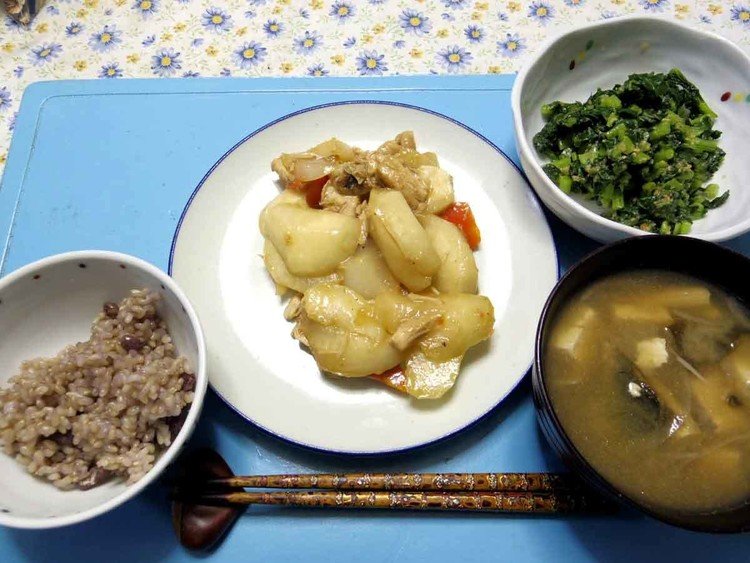 今夜は大根人参生姜鶏肉のあんかけ炒め、大根葉の酢味噌胡麻和え、いろんな汁、ご飯です。