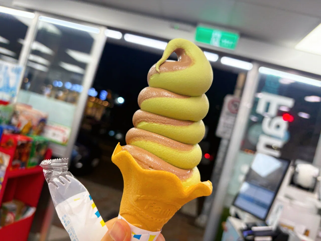 台湾旅行記【ファミリーマート】中山区 月替わりソフトクリーム キウイ