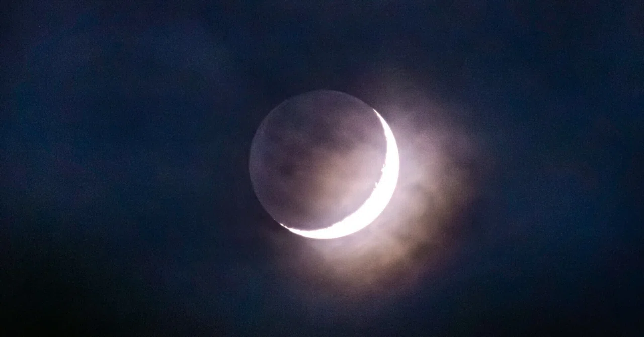 【月齢3.0、薄雲に浮かぶ四日月】Moon age 3.0, crescent moon with thin clouds2025.6.28 ...