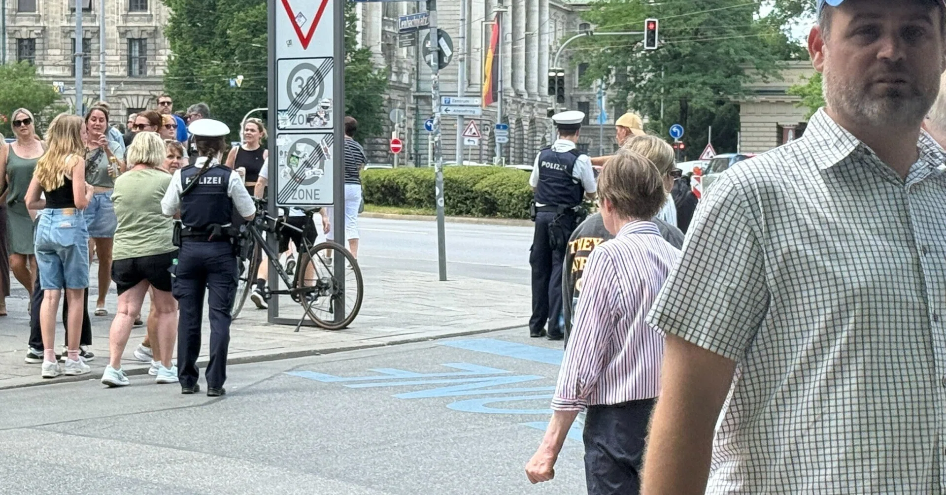 ドイツの警察の制服が日本風でびっくり｜もっさんponkopee