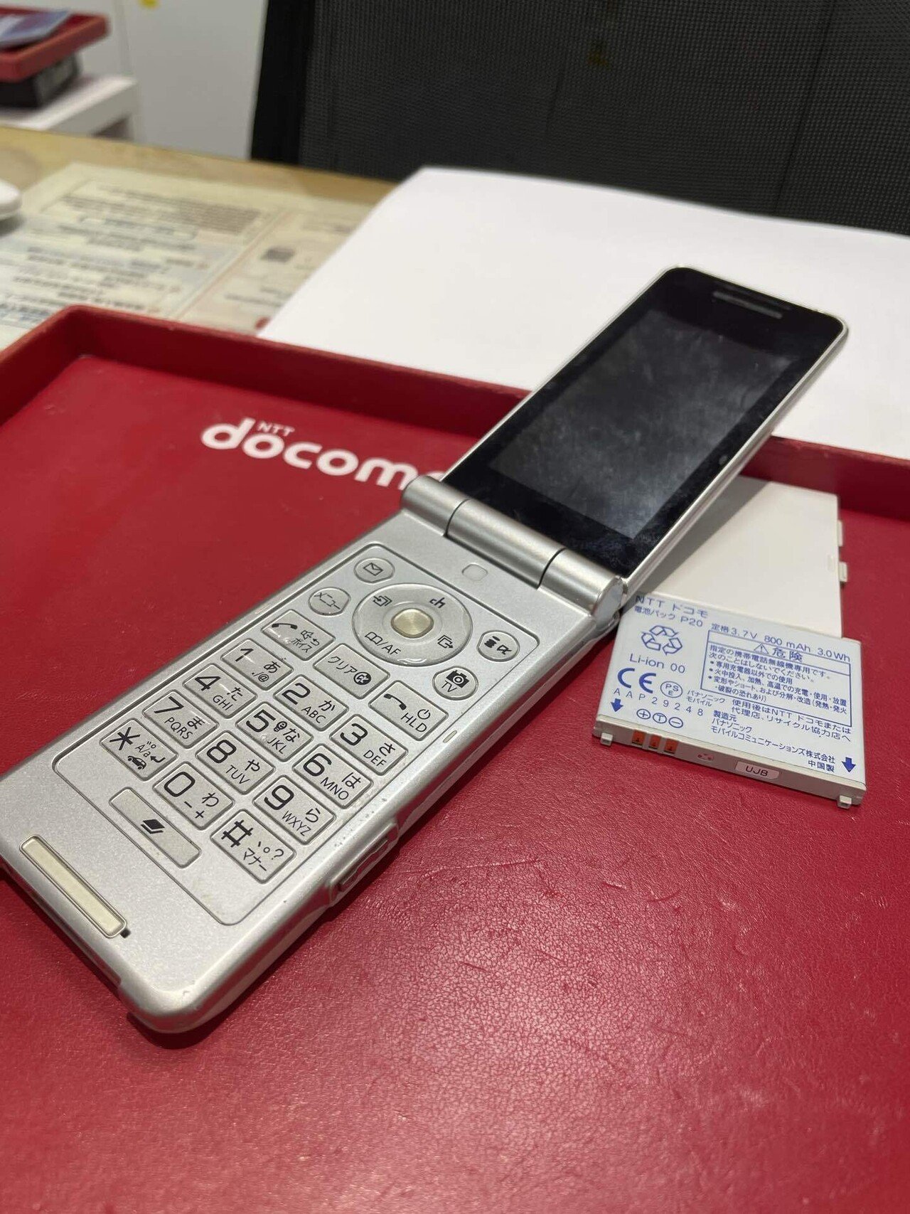 令和7年にガラケーの機種変しに来てる私、時空の旅人すぎてエモい