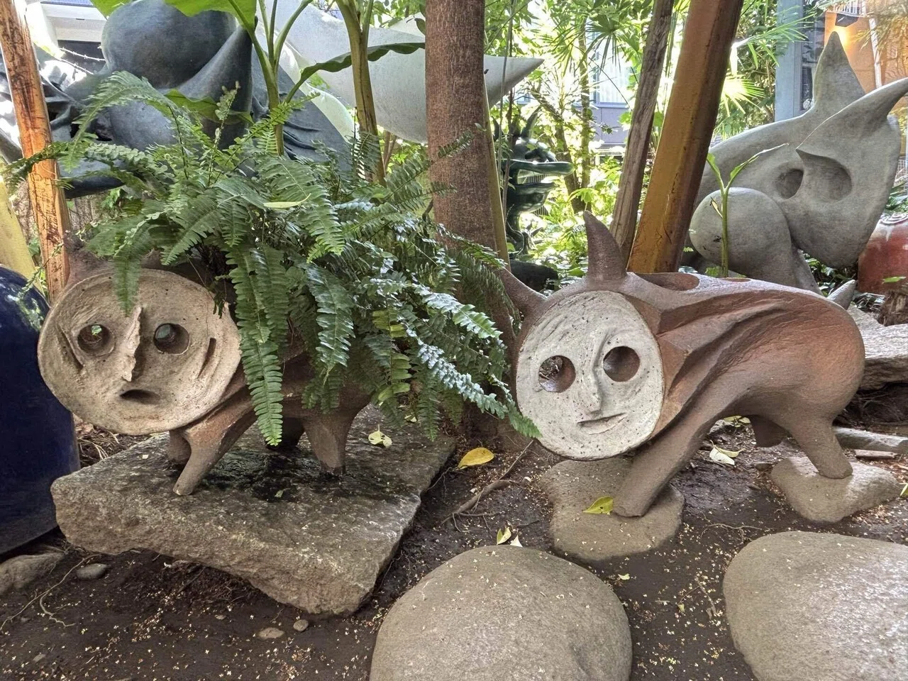 岡本 太郎 植木鉢 岡本太郎作品 犬の植木鉢 立体造形会社の