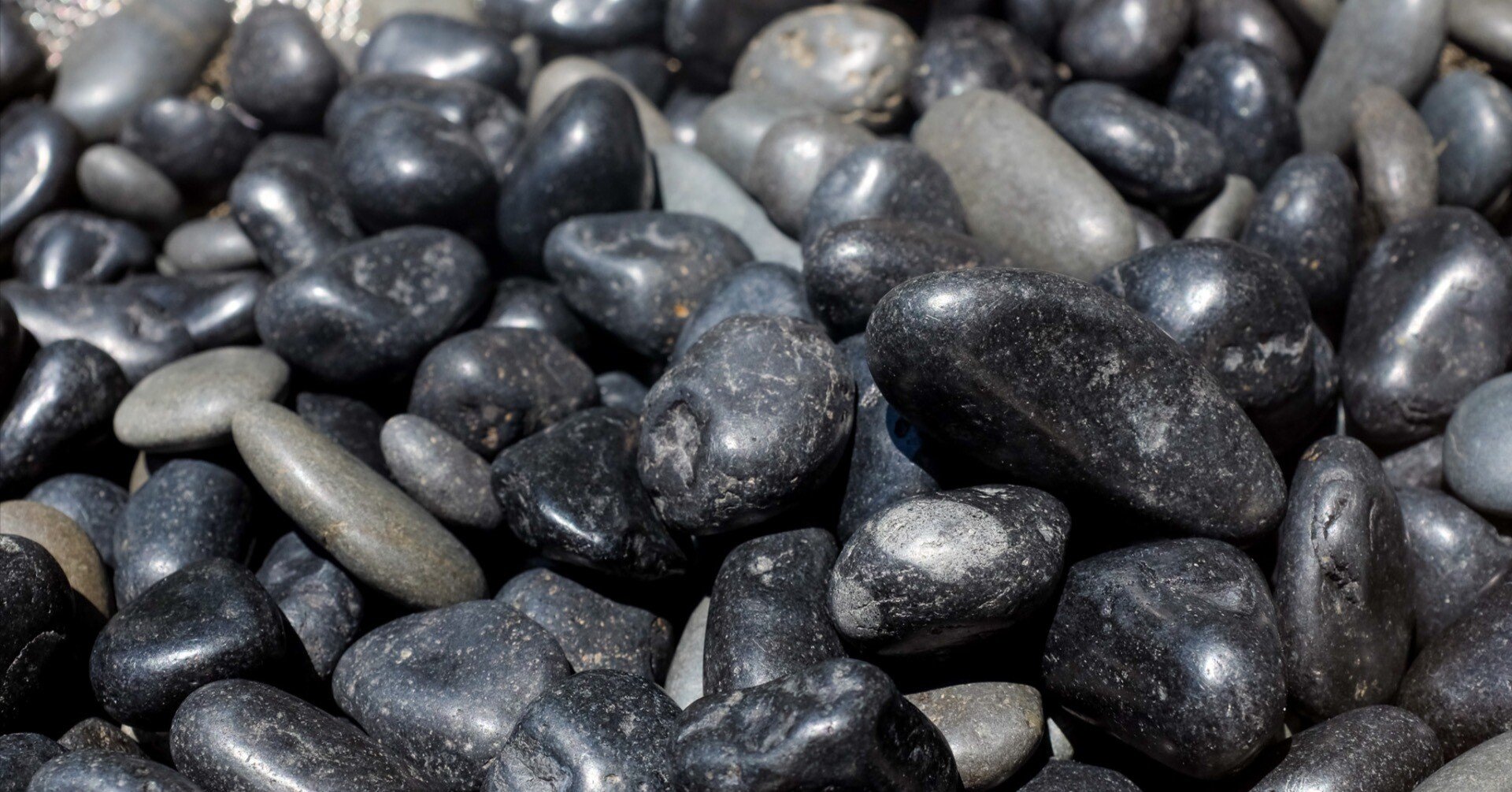 那智黒石とそれっぽい輸入石材。｜渡来 徹 | 花道家