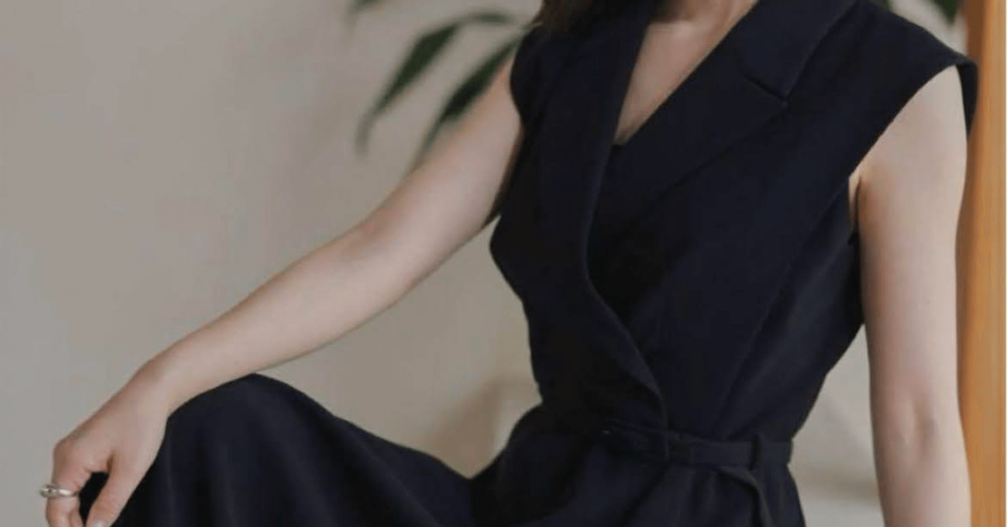 40代の白ワンピース。アニュアンスの“ダブルサテンテーラードフレア