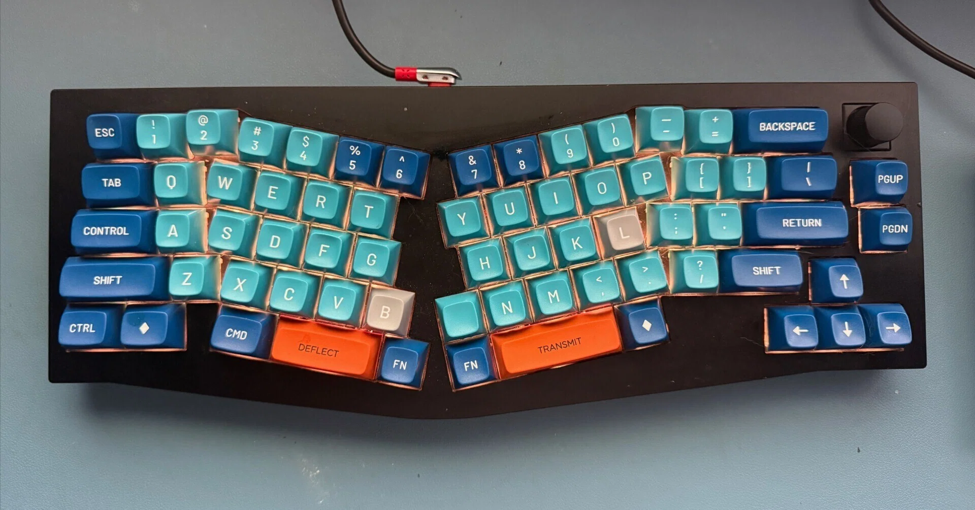 奇抜な見た目で損しているアリスレイアウト Keychronというヤバイ相棒 