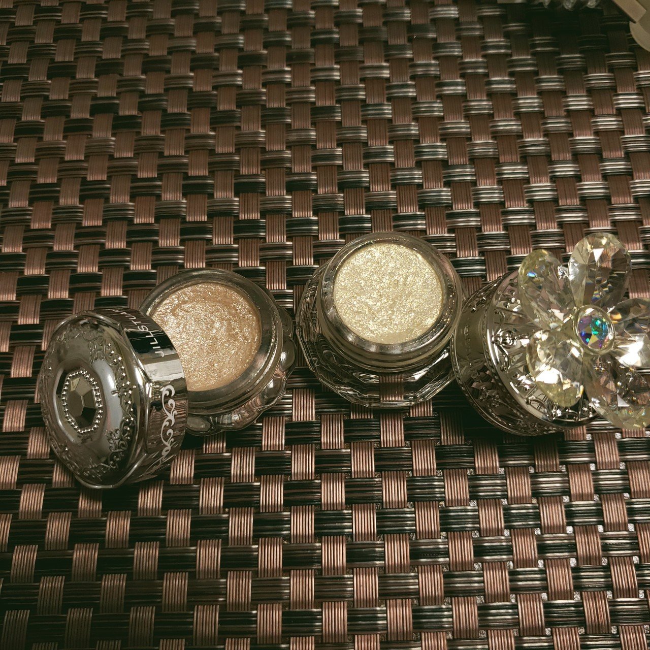 Jillstuartのcrystal Bloomシリーズの Eternal Dazzle を購入 過去のジェリーアイカラーの Nude Dazzle と比べるととてもラメ感が強い 主張がすごい そして黄 みずほ Note