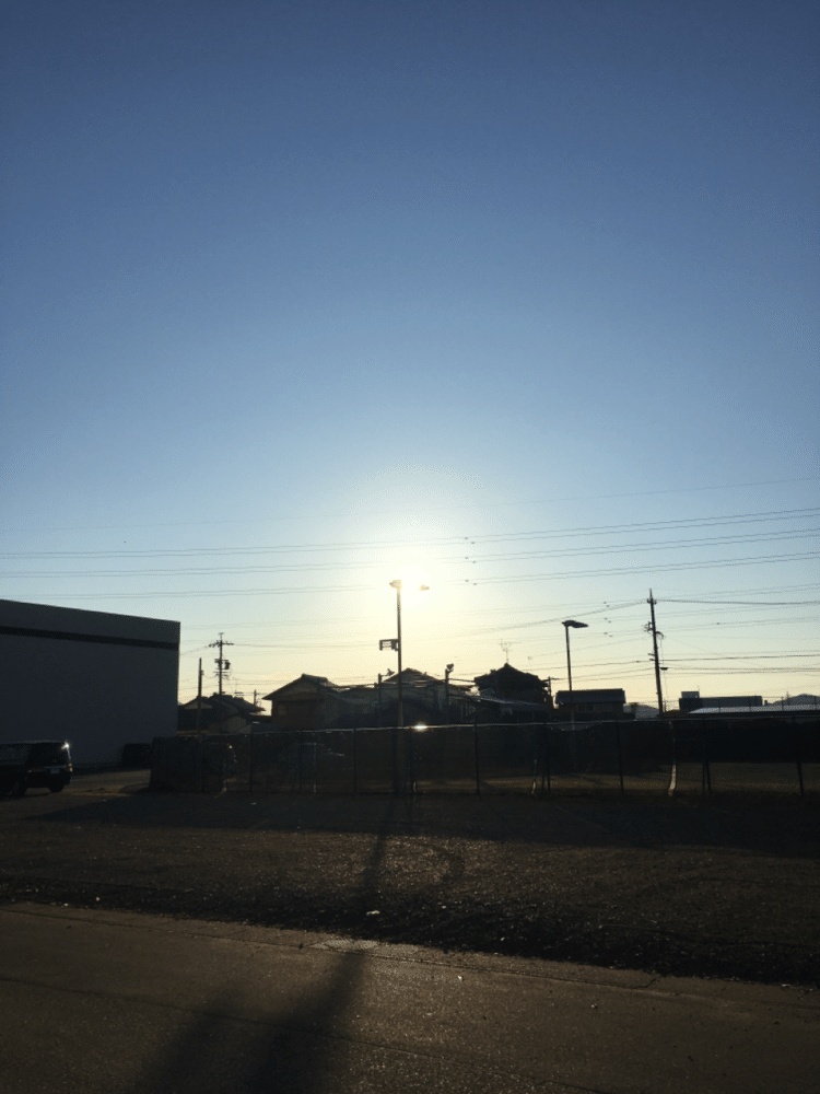 おはようございます。
最近、朝日と共に通勤しているので、運転中とても眩しいです。