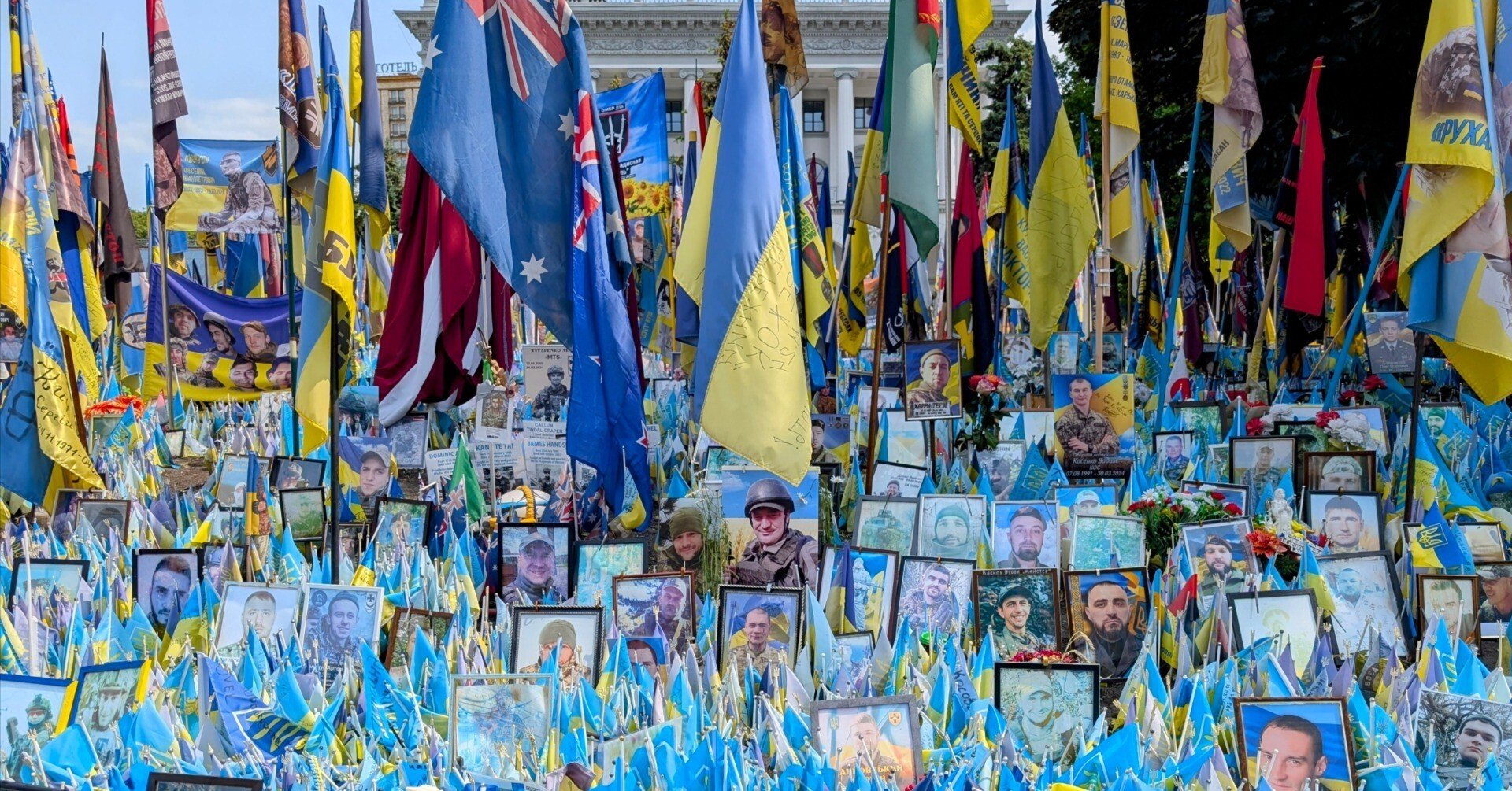 Amazon.co.jp: シリアの国旗 ビンテージデザイン ボーンチャイナ 装飾プレート スタンド付き ラウンド装飾プレート ホームウォブルプレート  : スポーツ＆アウトドア ウクライナの旗 ビンテージデザイン ボーンチャイナ 装飾プレート スタンド付き ラウンド装飾プレート ホームウォブルプレート