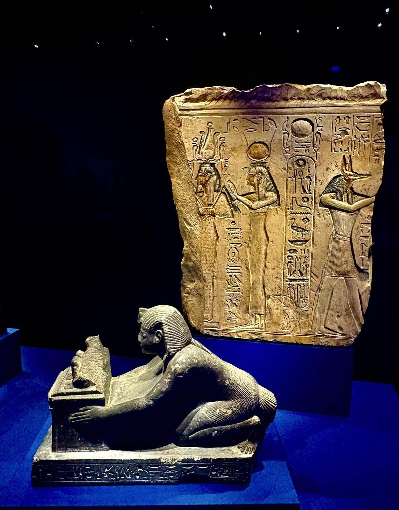 古代エジプト ネフェルティティ ラムセス2世 アヌビス神 ファラオ レリーフ エジプトの古代遺物：アモン神とヒエログリフを称えるファラオ